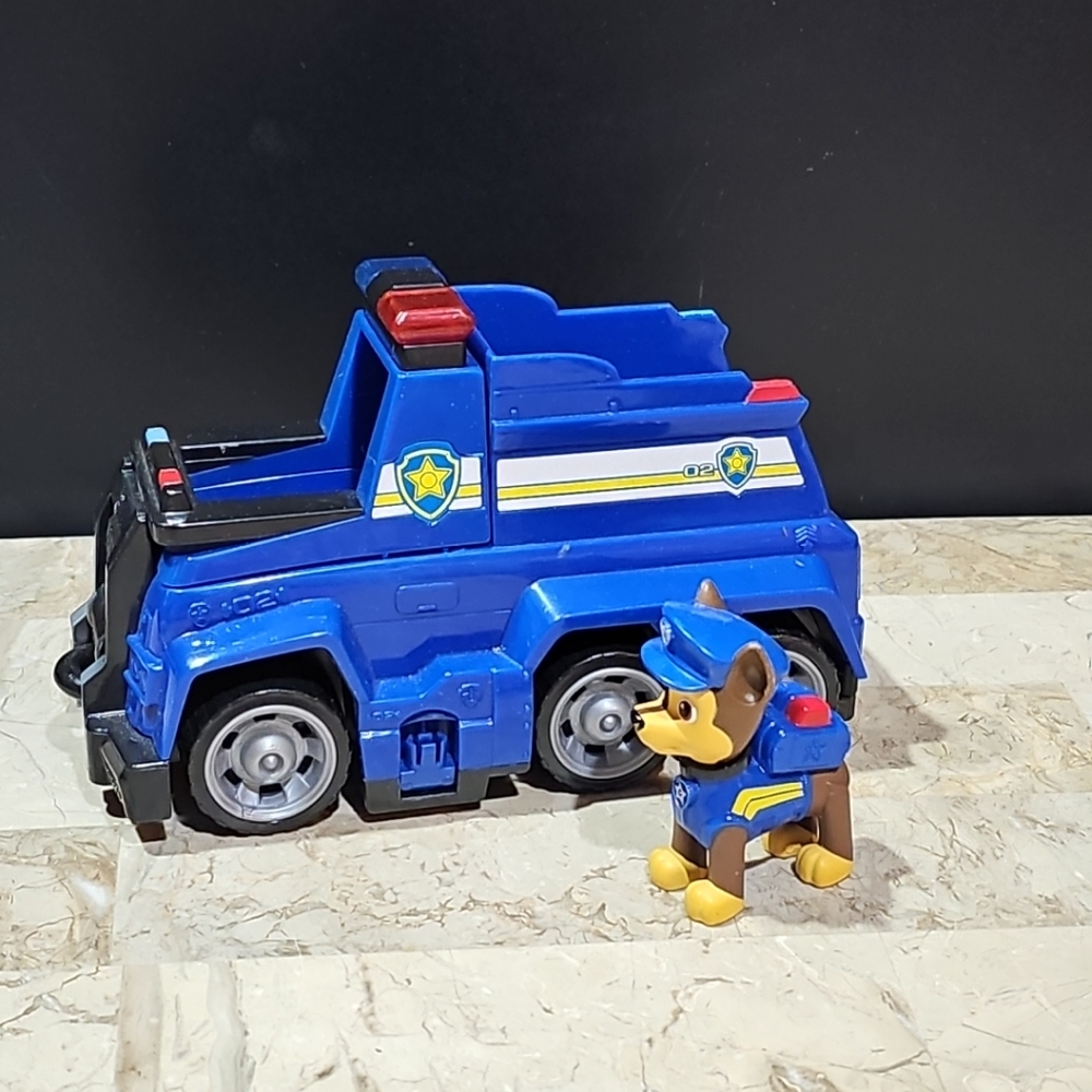 PAW Patrol Ultimate Rescue Chase’s Ultimate Rescue Police Cruiser with Figure